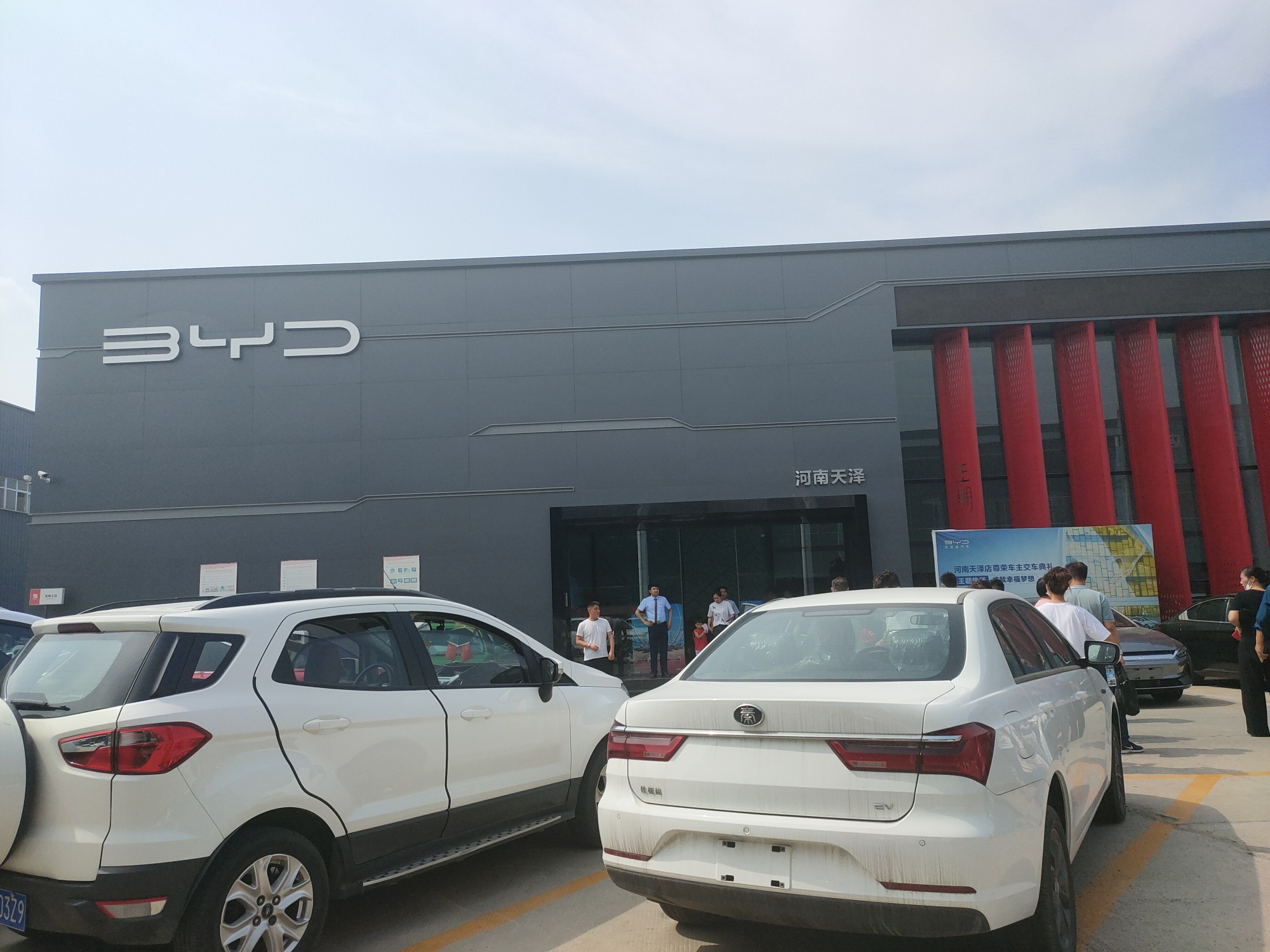 说好的超3万元补贴突然没了？郑州出租车司机质疑，更换新能源车遭比亚迪4S店“套路”