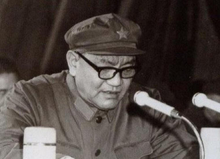 1987年，谁接任广州军区司令？*小平邓**亲点*万年张**，他能打仗会带兵