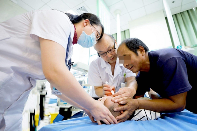 男孩误将502滴眼睛怎么办,4岁宝宝误用502滴眼睛