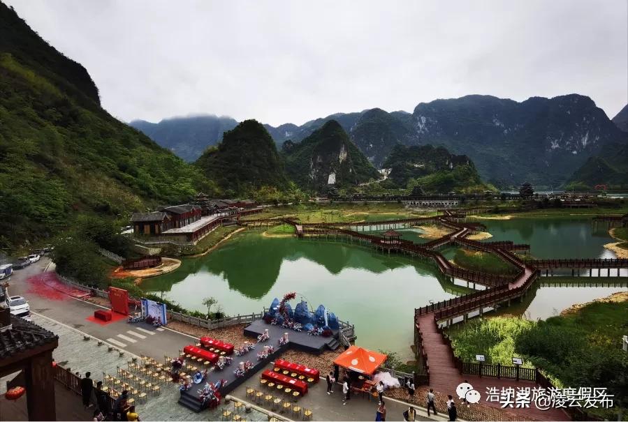 在国家4*级A**景区举行婚礼是一种怎样的体验？浩坤湖景区户外婚礼|让爱回归自然~