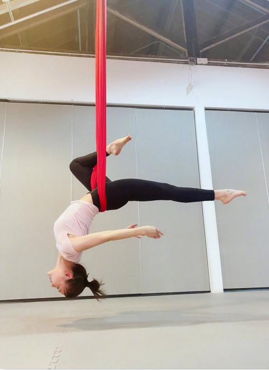 袁姗姗穿黑色运动裤出席活动,袁姗姗高腰裤穿搭