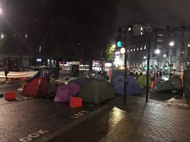 伦敦大混乱！*威示**者“血染”财政部，躺尸唐宁街，这是要上天？