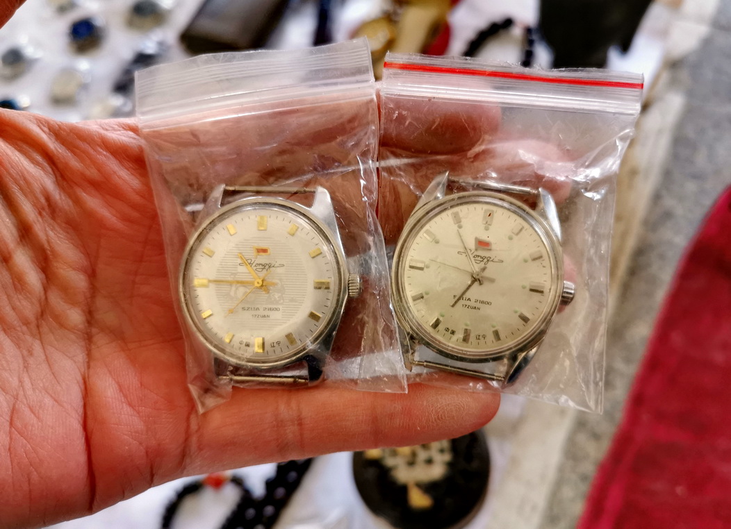 古玩市场古董表,逛古玩地摊淘到旧书