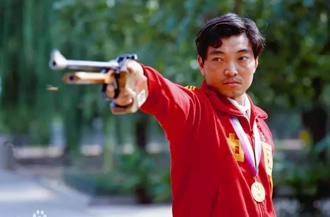 他当着全世界的面“痛骂”对手loser，却获得人民网“点赞”