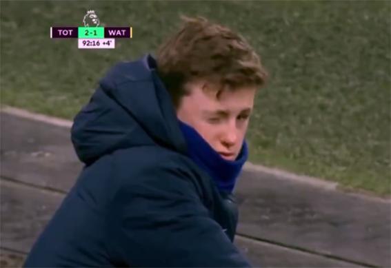 孙兴慜加盟热刺首次亮相颠球,韩国队孙兴慜与小球童握手