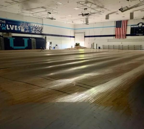 洪水灾害学校,学校下暴雨被水淹了