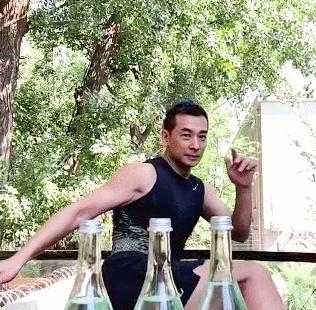 全世界都在挑战瓶盖，但请小心你的韧带