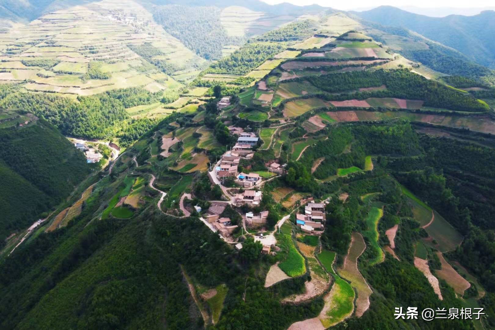 兰州南部大山深处山脊线上的美丽原野乡村沟对巴