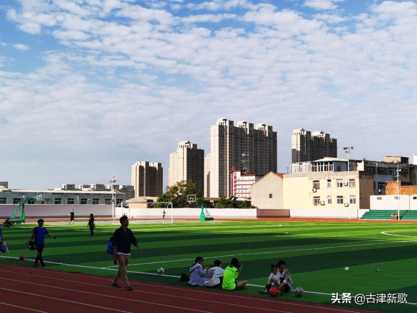 秋日暖阳运动场上活力四射,金秋十月秋高气爽运动健儿展风采