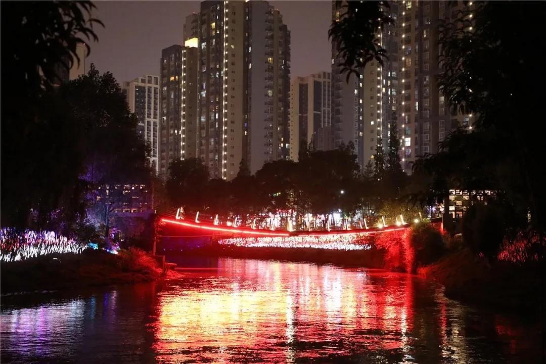 “当当......”快上车，成都的夜生活开始了