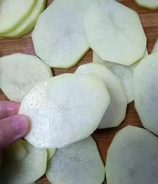 在家里做薯条吃又干净又卫生,孩子自己动手做薯条又简单又好吃