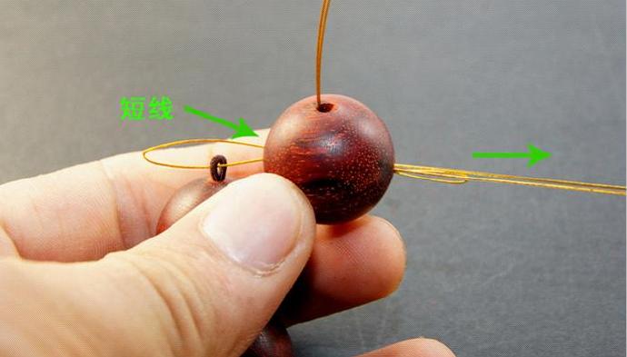 佛珠手链三通穿法及吉祥结编法,橡皮筋佛珠三通的穿法慢步骤