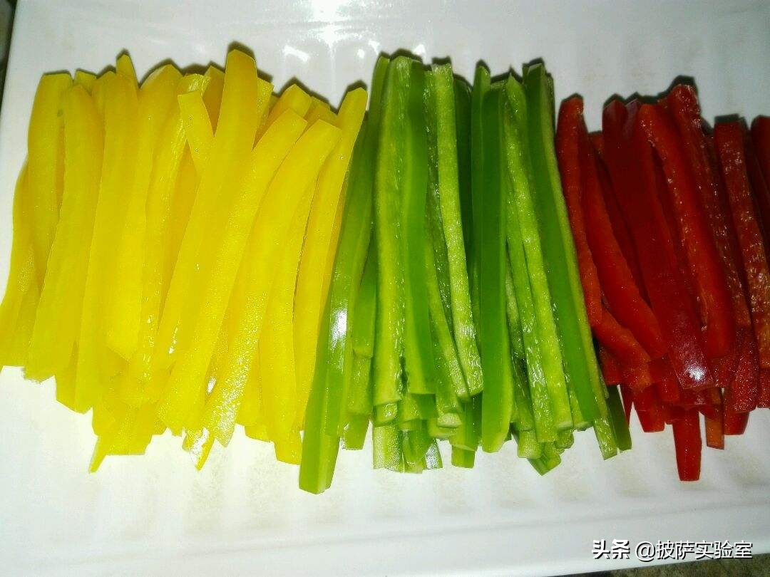 披萨撒料手法技巧演示,披萨顶料