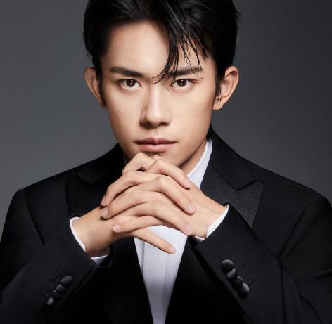 阿玛尼美妆二十周年,代言人易烊千玺开启您的变美之旅