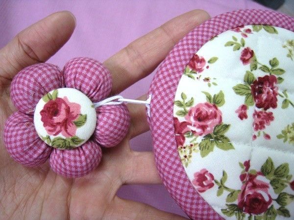 在家用几块小碎布，就能做个玫瑰零钱包，闺蜜看了都想要！附教程