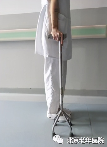 老年人手杖使用操作流程,可以防止老年人跌倒的工具