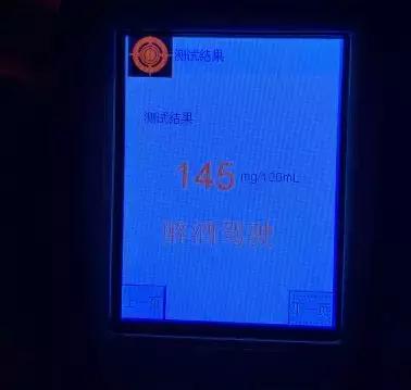 “你嘴上红印子怎么来的？！”深夜马路上一声咆哮，男子解释亮了