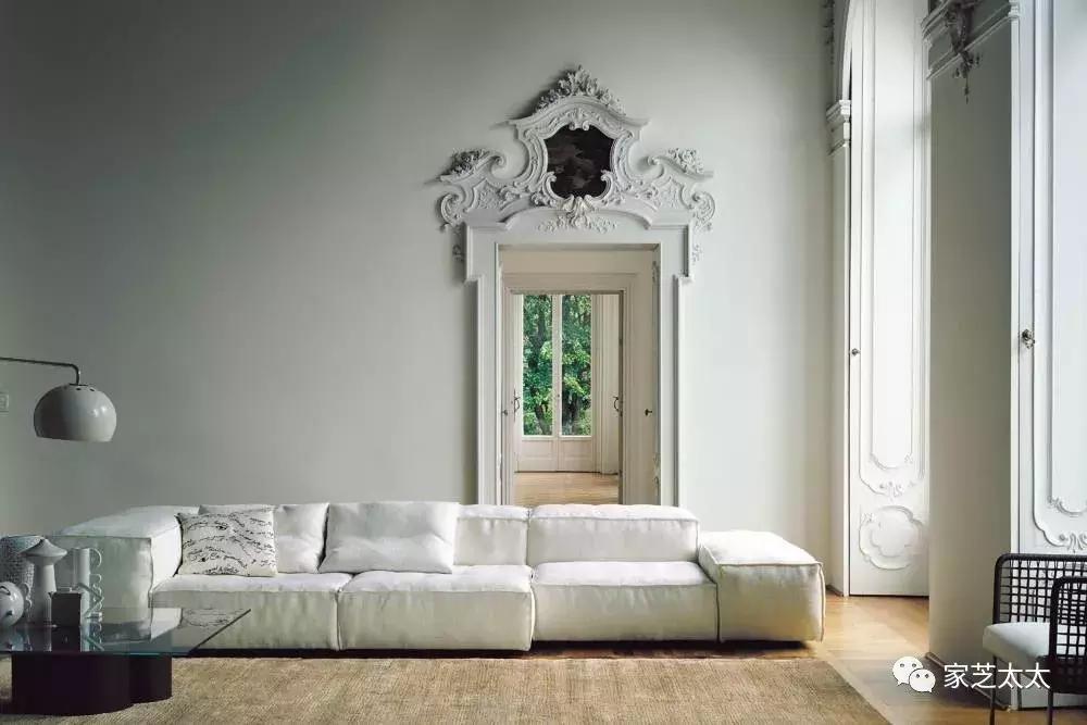 我和有钱人之间，就差一张白沙发了