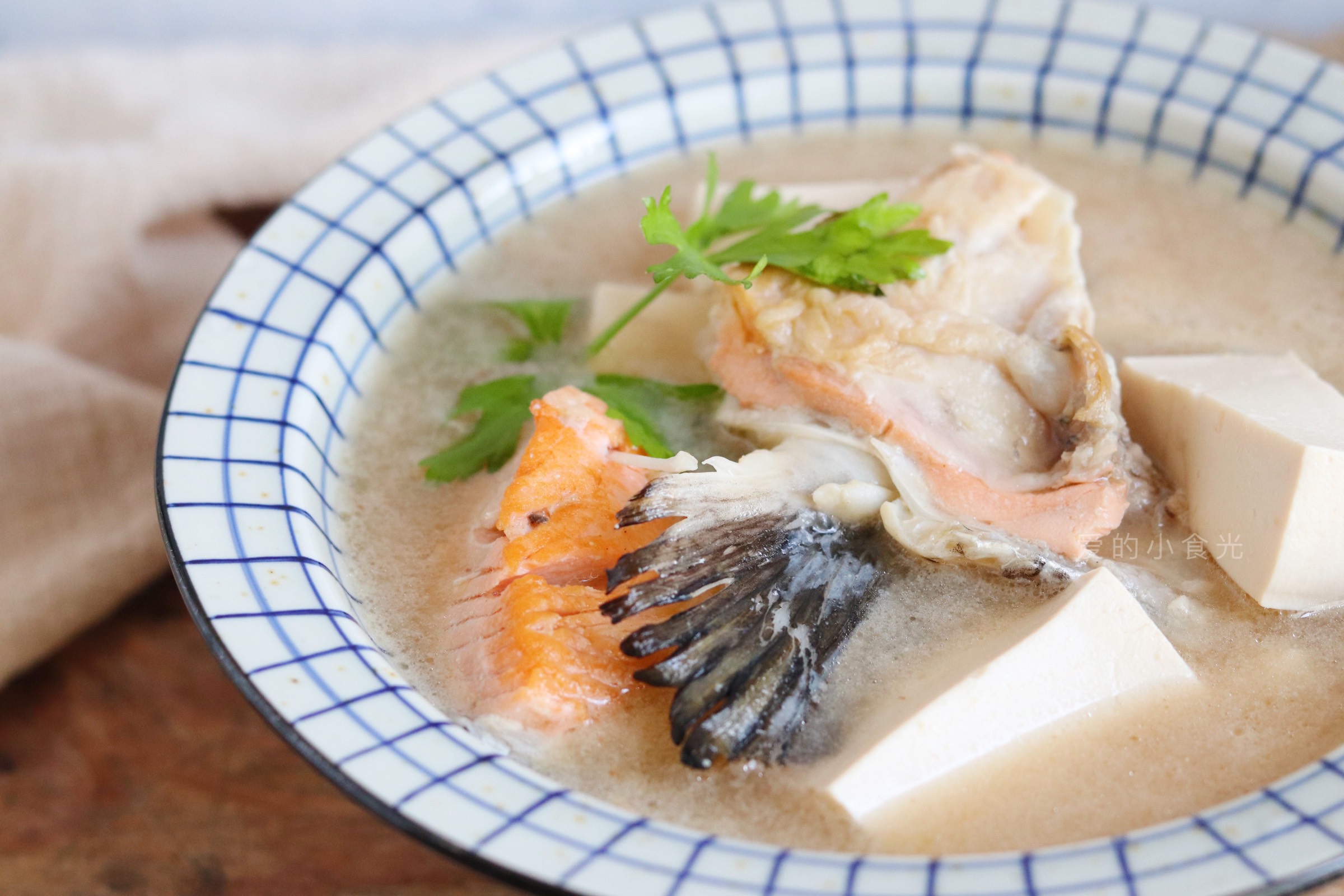 三文鱼头怎么做好吃？我加一勺它做成汤，比酒店厨师长做的还美味