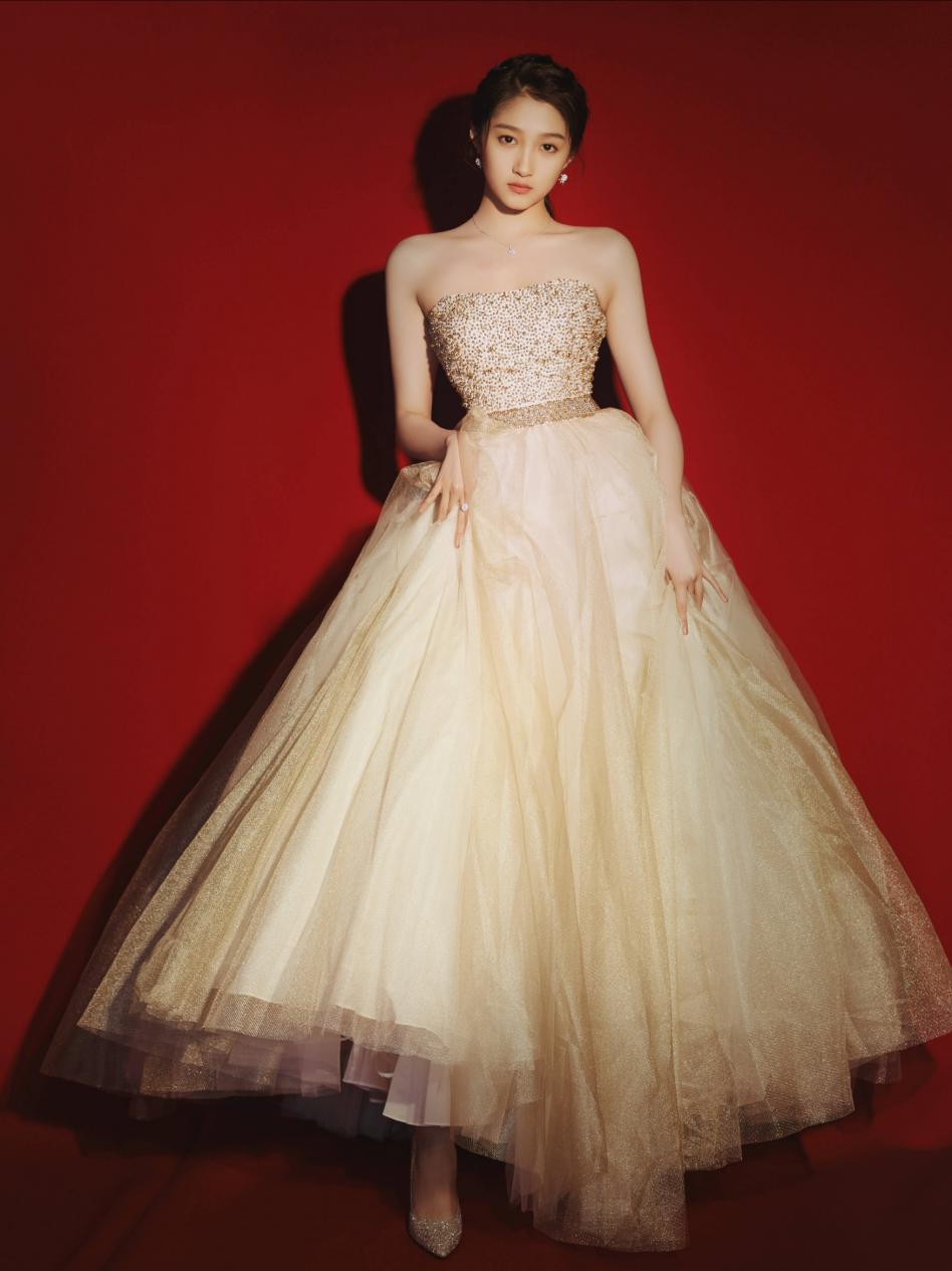 原来关晓彤也有傲人身材,关晓彤恋爱3年