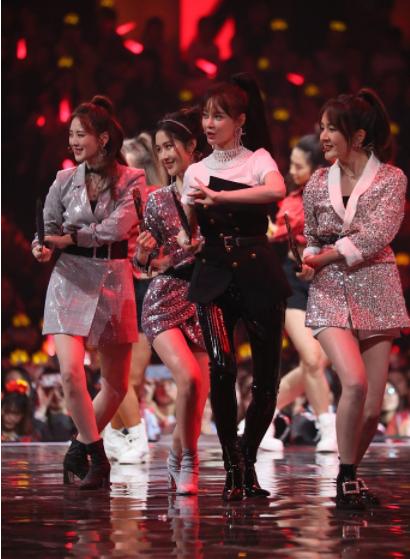 沈梦辰穿皮裤唱芒种完整视频,沈梦辰穿短皮裤和高筒靴鞋