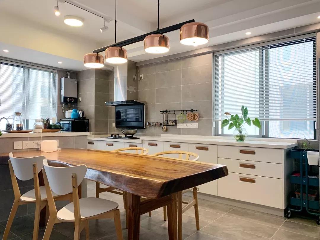 125平简约轻奢风家装设计,137平米客餐厅现代风装修效果图