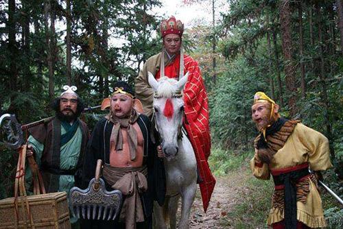 唐僧师徒四人在金平府观灯,唐僧师徒四人到金平府