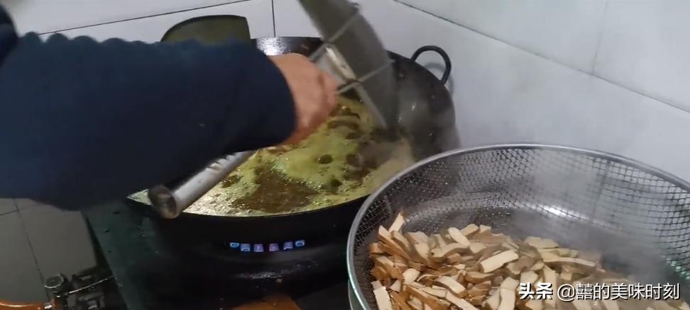 大爷在路边摆摊卖自制小吃,60岁大爷深夜摆摊卖小吃