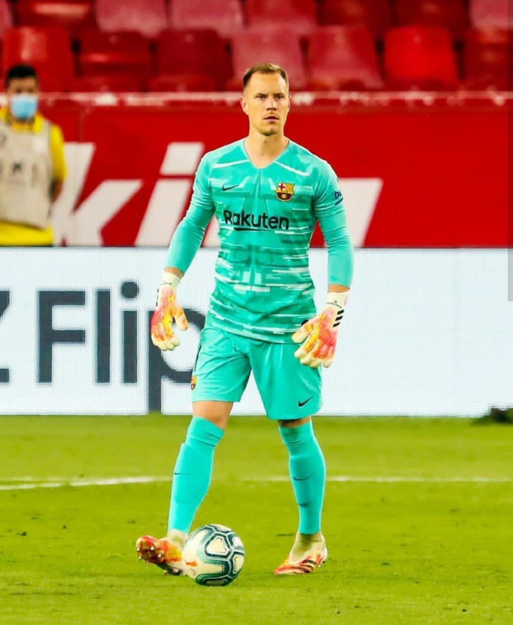 梅西挑射皇马卡洛斯,梅西怒推卡洛斯gif