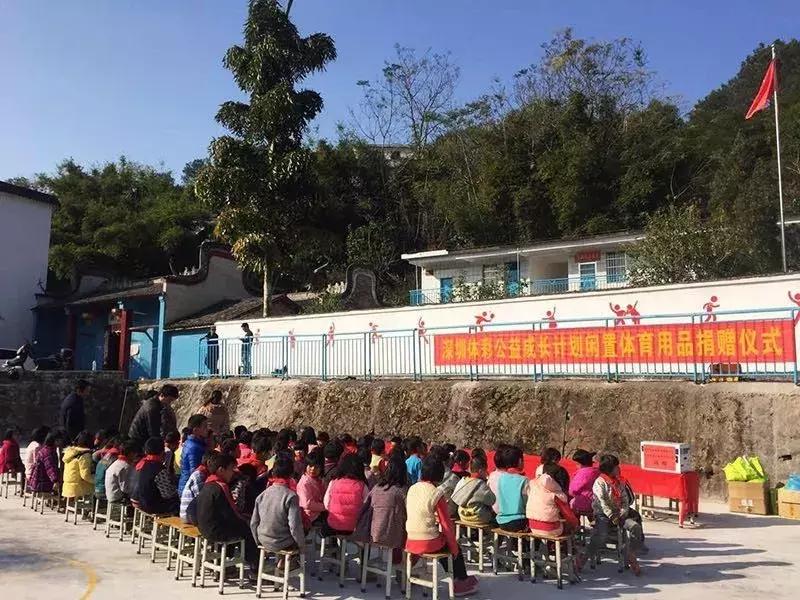 鹏城球场一支箭，八方校友来相见！这场公益足球赛阵容厉害了