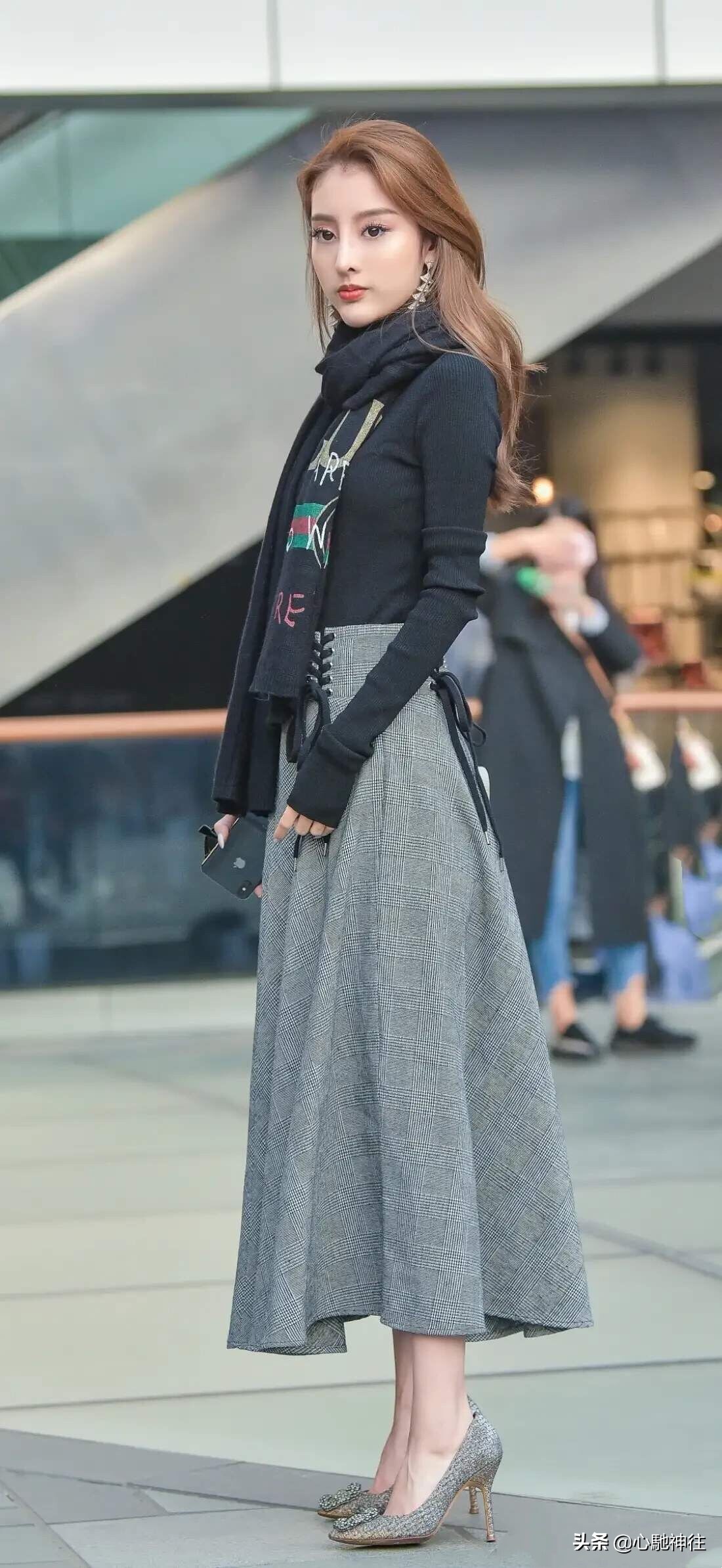 小姐姐颜值高更会穿！黑色高领毛衣搭灰色格纹半身裙，尽显文艺范