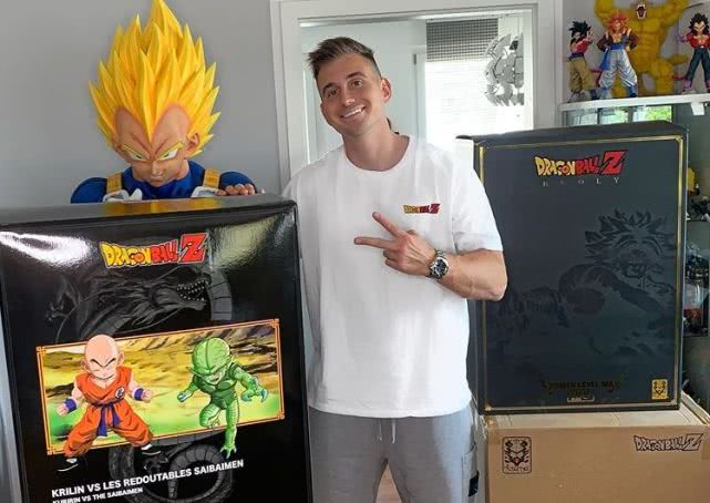 小哥展示龙珠手办，栽培人堪称表情包，背后1排赛亚人是什么意思