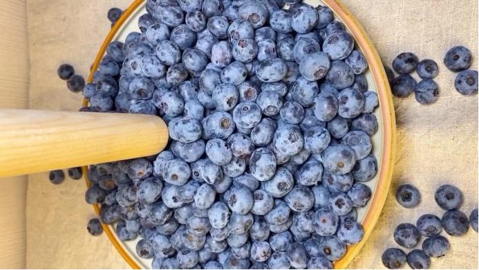 自制蓝莓果酱酸甜好吃零添加,蓝莓果酱最正宗的做法