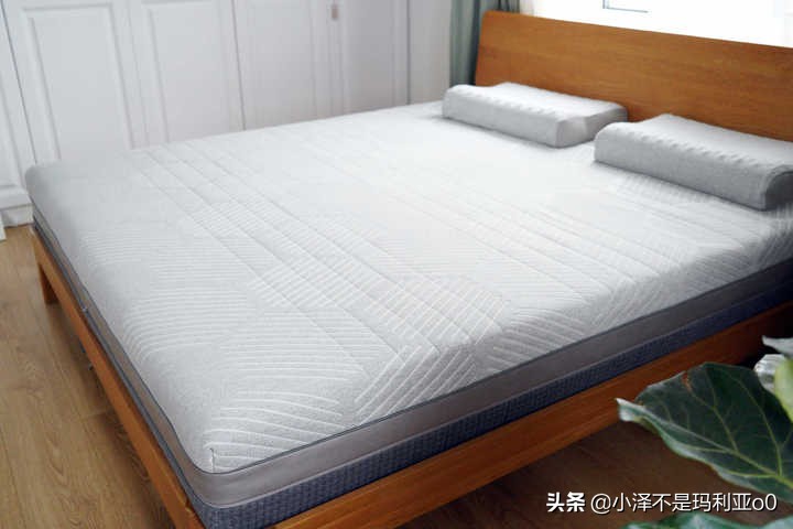躺平青年的睡眠好物！8H黑金刚大口径独立弹簧乳胶床垫深度体验