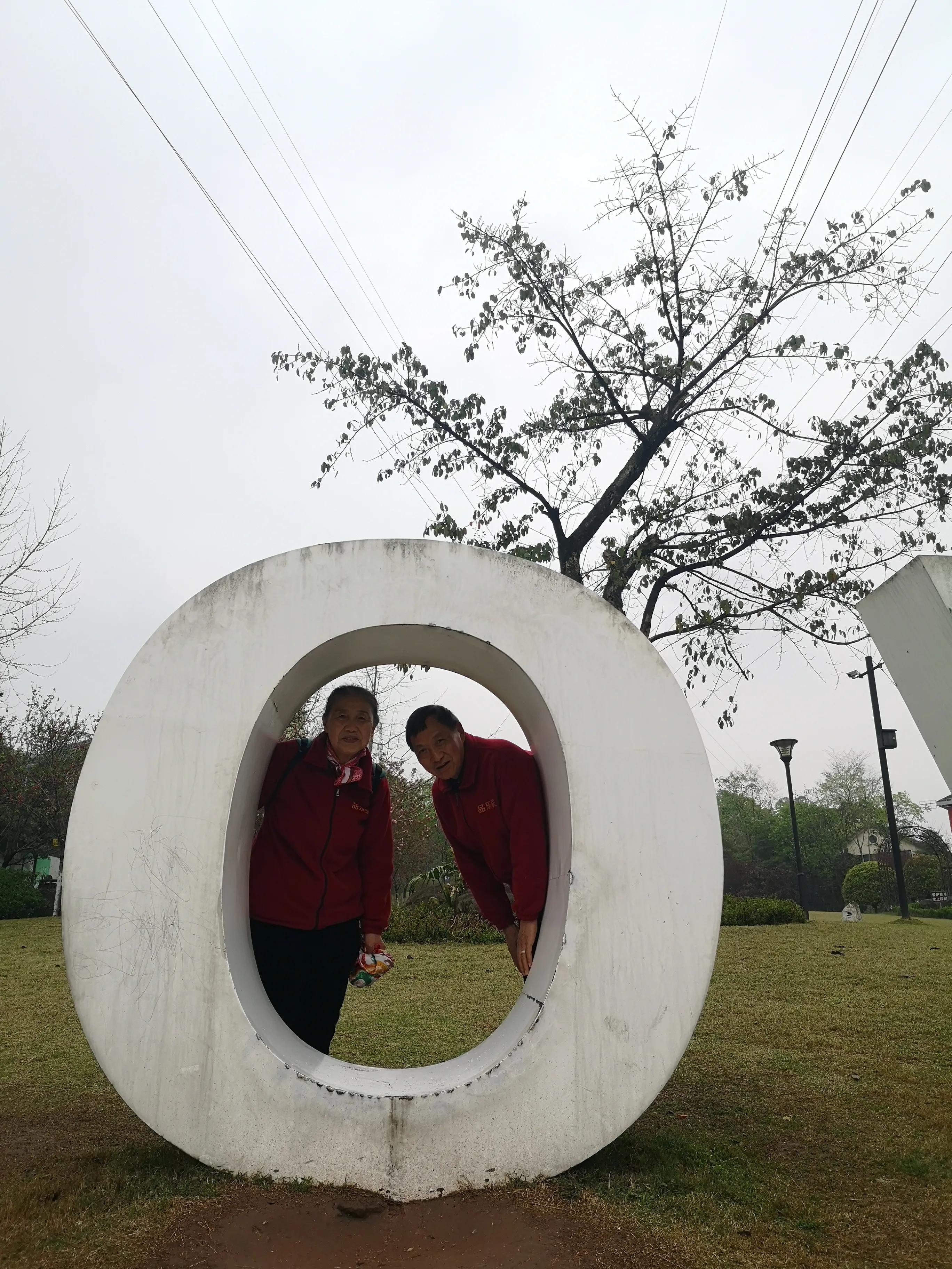 春游和姐妹踏青,春游踏青姐妹拍照