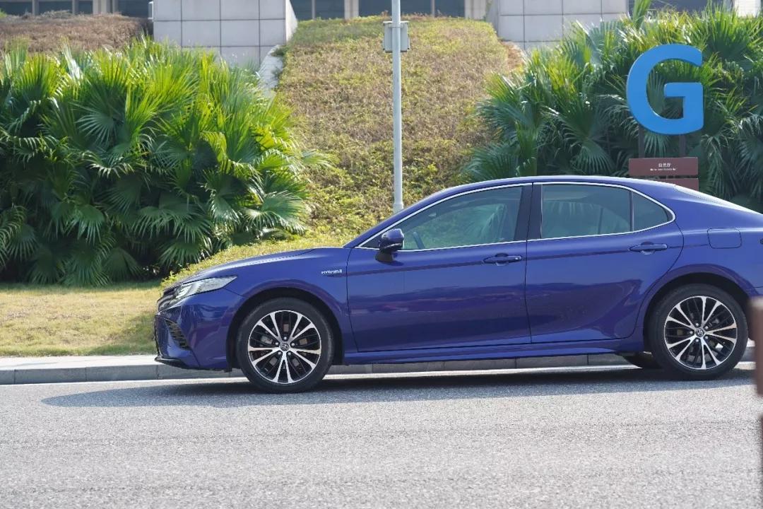 试驾凯美瑞双擎油耗,丰田凯美瑞混动豪华版试驾视频