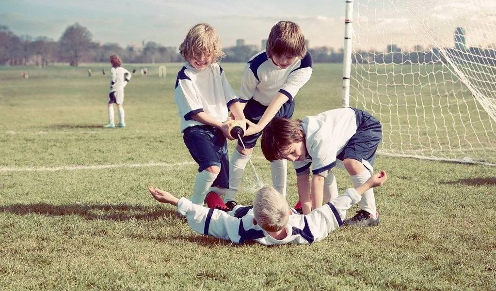 足球搞笑名场面,足球反歧视名场面
