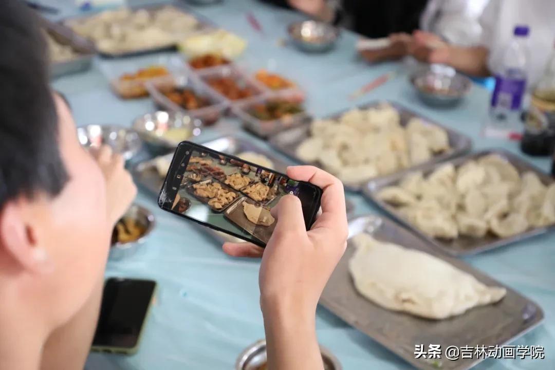 吉林动画学院18周年庆,校长和学生包饺子视频
