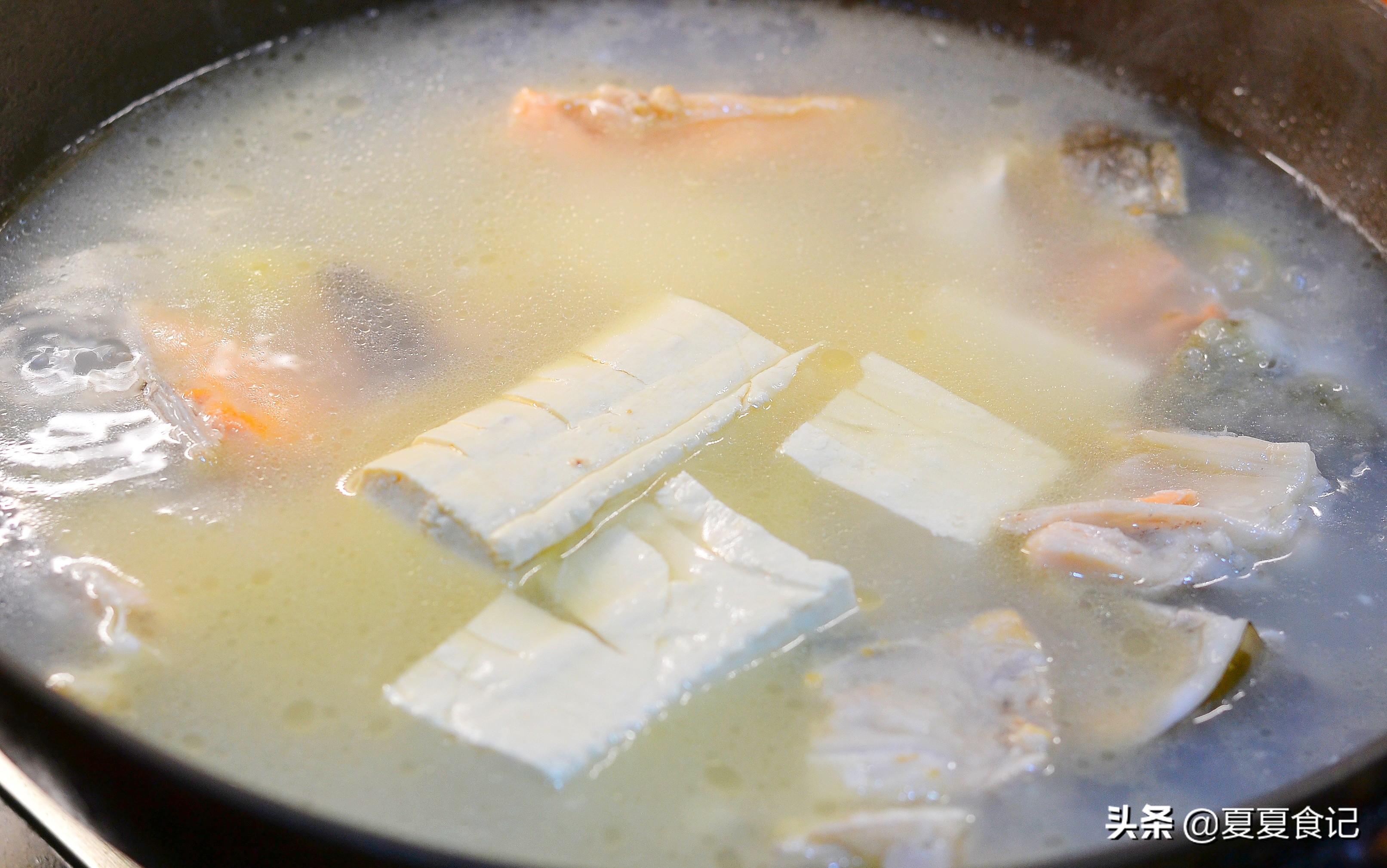 三文鱼头煮汤怎么做汤好喝,简易又美味的三文鱼头汤做法