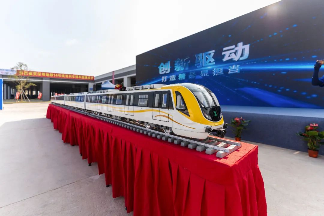 深圳地铁喜提14号线首列列车,深圳地铁1号线四期首列车曝光