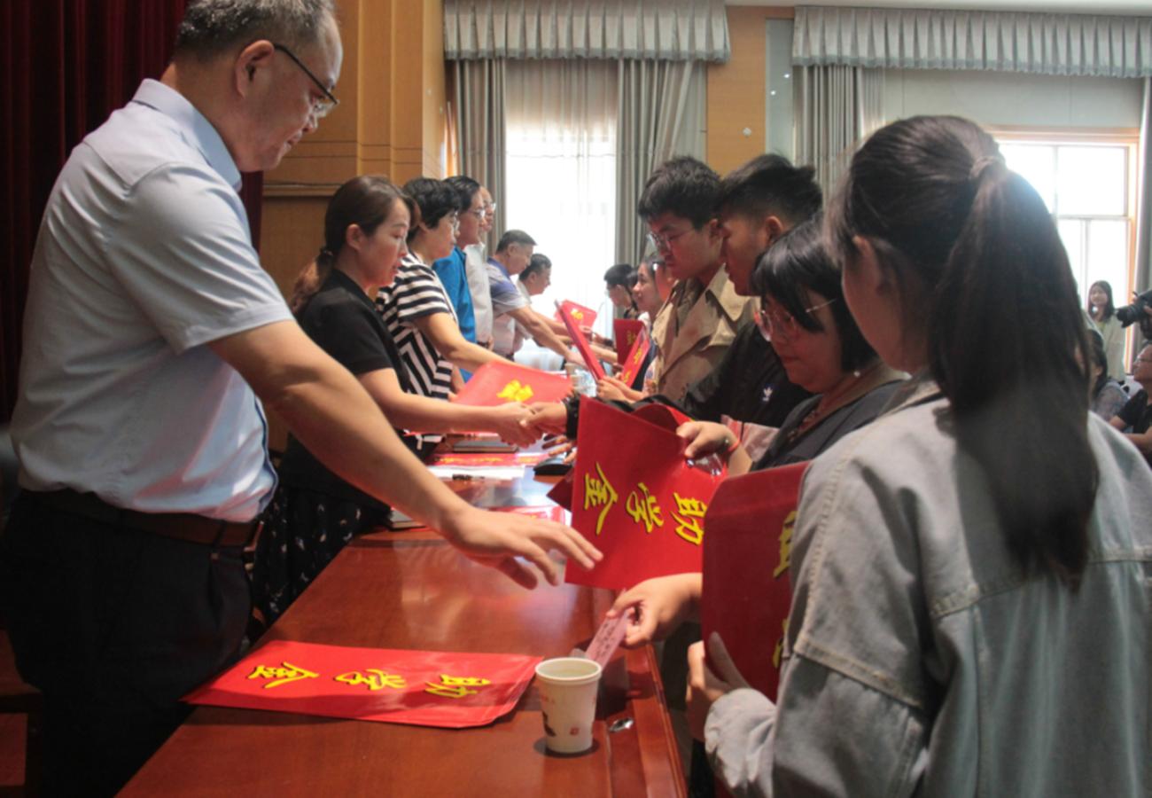 贫困生穿名牌领助学金校方回应,贫困生用助学金买3000块的鞋