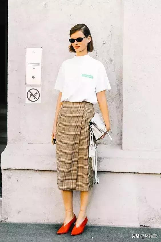 穿红色衣服红色鞋子,红色芭蕾单鞋配牛仔裤