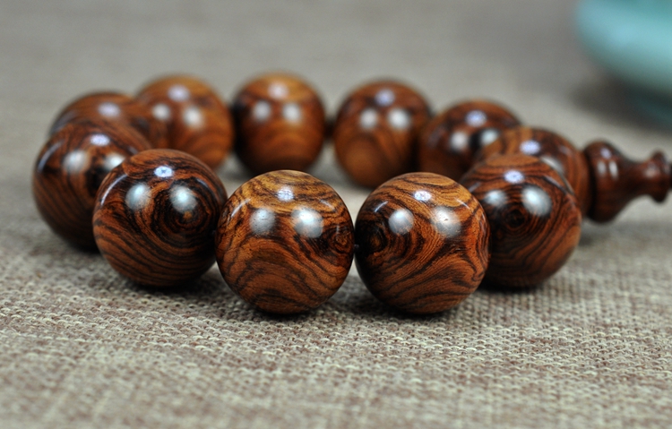 海南黄花梨手串的正确盘玩方法,黄花梨手串盘玩发涩发粘怎么回事