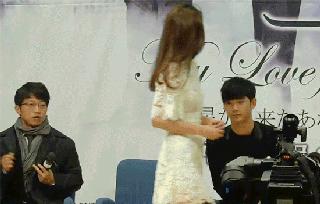 他们拼命化解尴尬的样子，够我笑上一整天