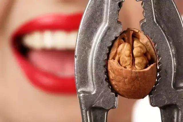 牙齿出现了隐裂有点酸感怎么办,牙齿隐裂不杀神经直接做牙套