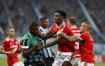 足坛史上现实版少林足球断腿,少林足球更衣室吵架镜头