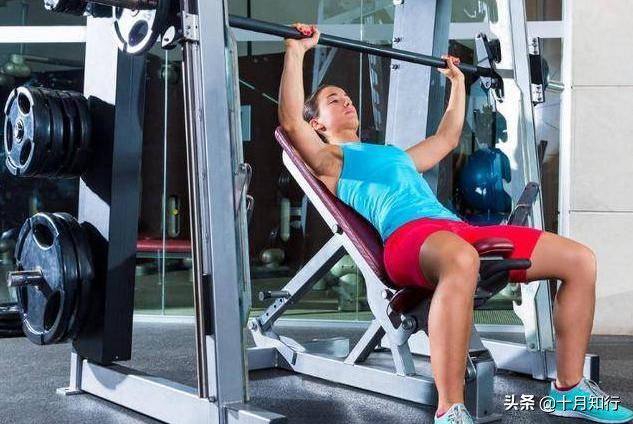 把胸肌练宽,把胸肌练大健身房动作