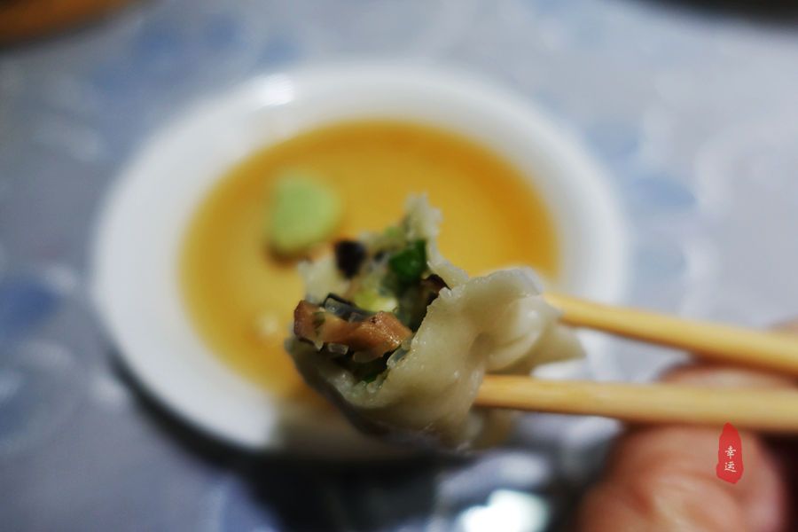 吃饺子不放肉，全家人还都吃得有滋有味的，孙女吃得最开心