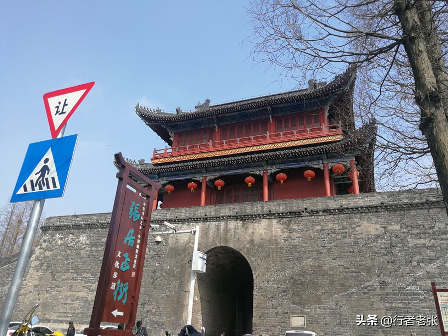 历史上被誉为宰相之杰的张居正是江陵人，他的故居就在荆州古城