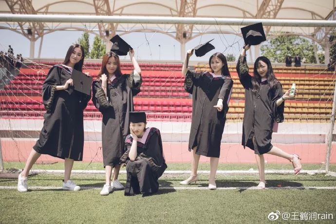 毕业季毕业照拍照姿势,毕业季来袭这些毕业照太硬核